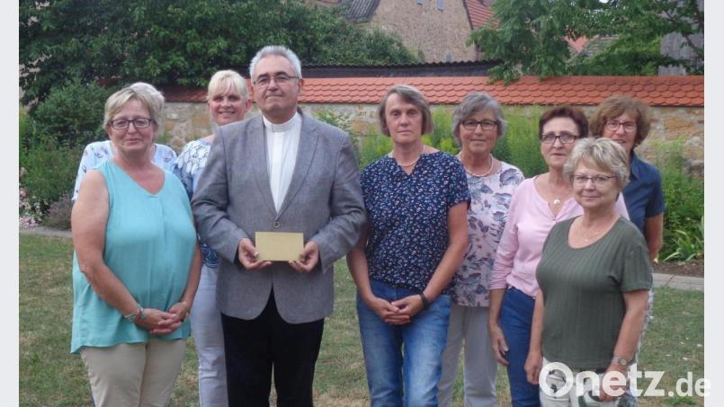 Im Rahmen des Sommerfestes lässt das Vorstandsteam des Frauenbundes Vilseck der Notfallseelsorge eine Unterstützung zukommen. (Von links): Sprecherin Monika Mrosek, Sigrid Steffey (verdeckt), Susanne Liermann, Diakon Dieter Gerstacker, Christine Schedl, Elisabeth Englhardt, Sonja Stubenvoll, Anita Hentsche und Sonja Andraschko. Bild: rha