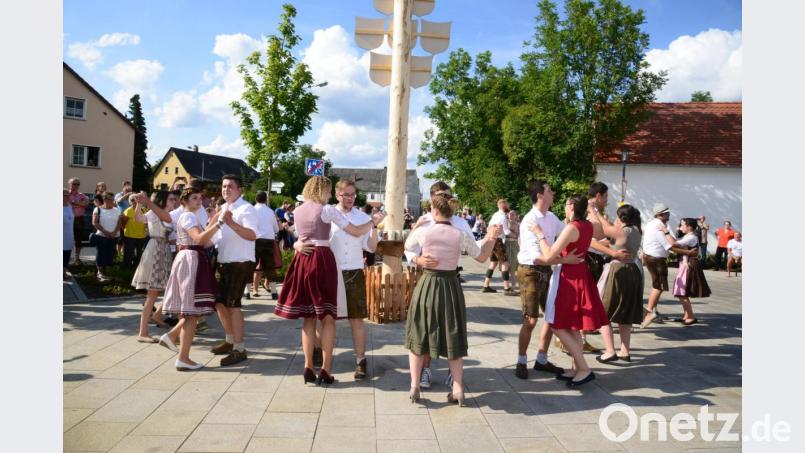 Vor der Bekanntgabe des neuen Oberkirwapaares wurde noch einmal kräftig um den Kirwabaum getanzt. Bild: bey