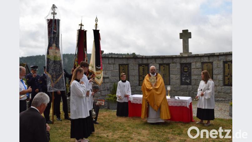 Zum Abschluss der Festtage erteilte Pfarrer Hans Spitzhirn den Prozessionsteilnehmern den eucharistischen Segen. Bild: bnr