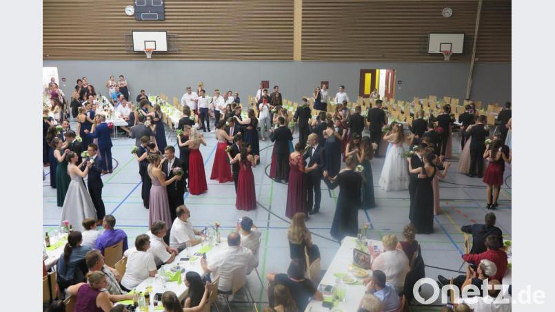 Ihre Pflichttänze absolvieren die Tänzerinnen und Tänzer mit Bravour. Bild: jzk