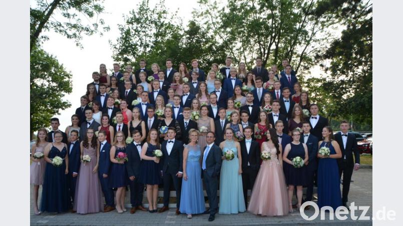 In eleganten Roben mit trendigen Frisuren gaben die Realschüler ein wunderschönes Bild beim Abschlussball ab. Tanzlehrerin Claudia Höllriegl und Assistent Thomas Pilarek brachten den Absolventen die wichtigsten Tanzschritte bei. (vorne, Mitte) Bild: dob