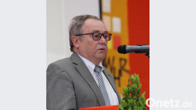 Der stellvertretende Landrat Hans Kummert verkündet die einstimmige Entscheidung des Kreistags über den Neubau der Dreifach-Turnhalle. Bild: mfh