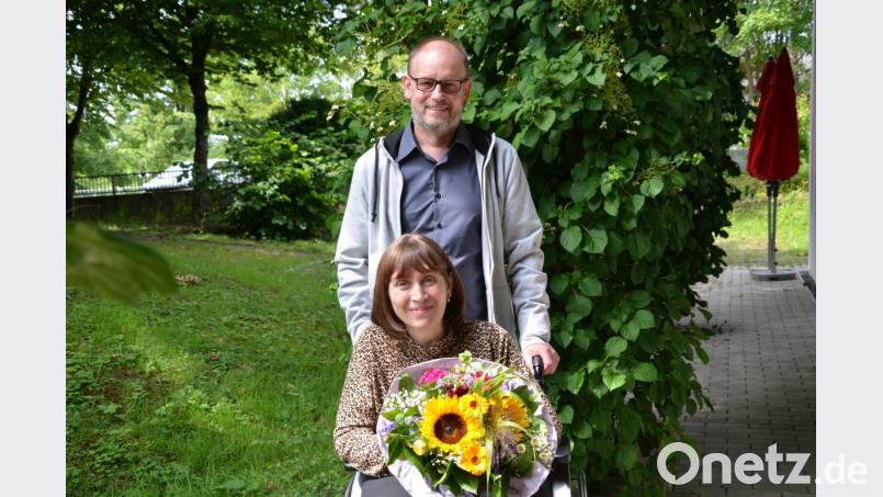 Pflegepreisträger Herbert Stich kümmert sich um seine Frau Sonja. Bild: exb/Deutsche Multiple Sklerose Gesellschaft (DMSG) Landesverband Bayern e. V.