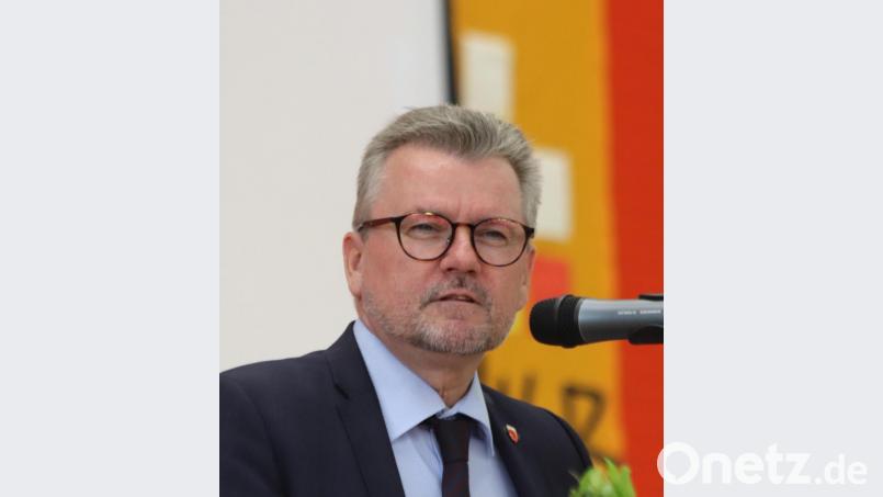 Bürgermeister Michael Göth weist auf die sehr guten Möglichkeiten der beruflichen Aus- und Weiterbildung in der Region hin. Bild: mfh