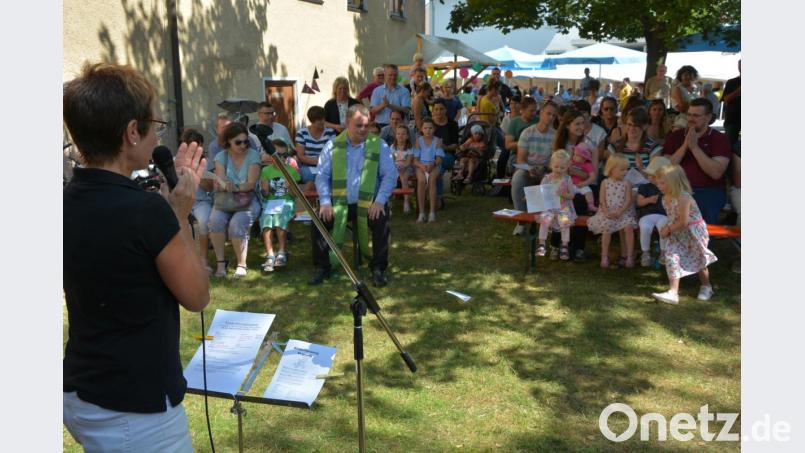 Höhepunkt am Nachmittag war die Kinderfahrzeug-Segnung mit Kaplan Dr. Matthias Nowotny. Bild: jr