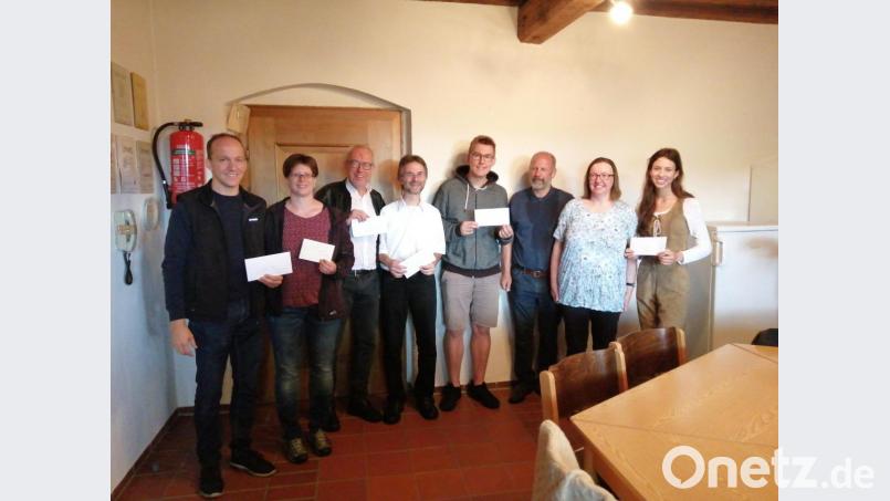 Über Schecks von Helga und Reinhard Brunner (Zweite und Dritter von rechts) freuen sich (von links) Martin Beutner, Barbara Beutner, die Pfarrer Hans-Peter Pauckstadt-Künkler und Andreas Ruhs sowie Simon Linder und Lisa-Marie Klier (rechts). Bild: exb