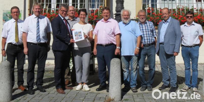 Die Bürgermeister bzw. Stellvertreter der ILE-Kommunen Schwarzach-Regen unterzeichneten eine Zweckvereinbarung über die Einstellung einer ILE-Managerin. Im Bild (von links) Klaus Kores (Pösing), Herbert Bauer (Stamsried), Martin Birner (Neunburg), Walter Schauer (Thanstein), Sabrina Seebauer (Bodenwöhr), Franz Haberl (Pemfling), Alfred Wolfsteiner (Schwarzhofen), Hans Graßl (Dieterskirchen), Hans Frankl (Bruck) und Markus Dauch (Neukirchen-Balbini). Bild: Köppl