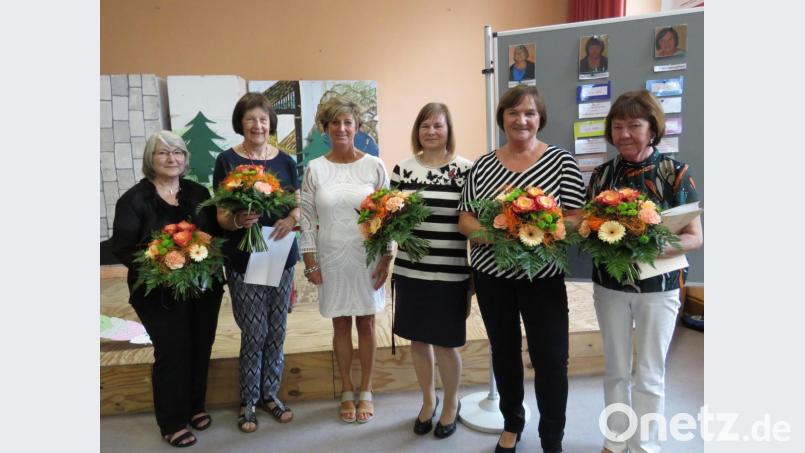 Schweren Herzens musste Uschi Huber (Dritte von links) auch fünf ihrer Pädagoginnen verabschieden. In den Ruhestand gehen Hanne Chrobok, Elisabeth Zenisch, Christa Völkl, Veronika Gradl-Keis und Monika Beier (von links). Bild: ubb