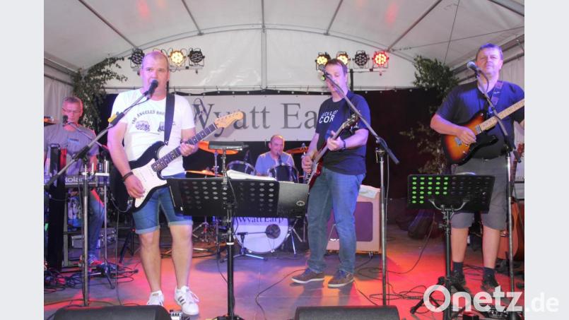 Die Rockband &quot;Wyatt Earp&quot; sorgte mit ihren Rocklassikern für Stimmung im Festzelt. Bild: kro