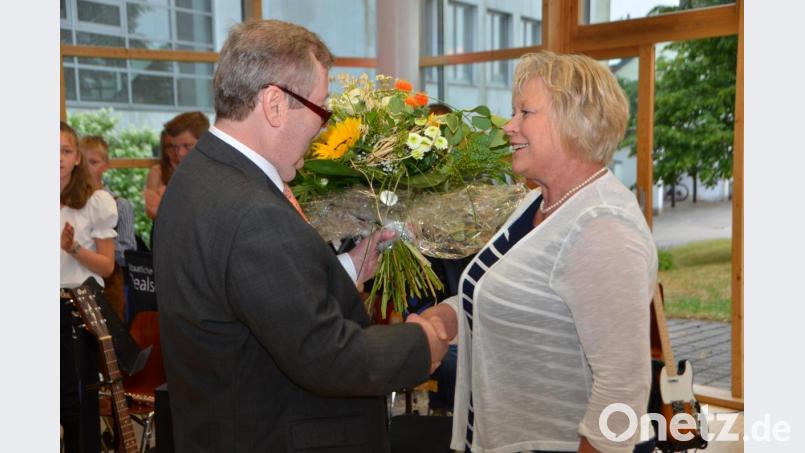 Sekretärin Lydia Karl war die &quot;rechte Hand&quot; des Realschuldirektors Andreas Meier. Jetzt nimmt sie Abschied, aber der fällt beiden nicht leicht. Bild: dob