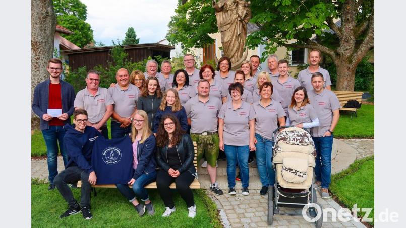 Die Laienspielgruppe Friedenfels hielt Rückschau auf eine besonders erfolgreiche Saison. Eine Spende an die Friedenfelser Ministranten (vorne links) sowie die Präsentation der neuen Poloshirts gehörte zur Veranstaltung. Der Leiter der Laienspielgruppe, Karl Wittmann (stehend, Dritter von links), überraschte dabei Theresa und Michael Schlosser (vorne rechts) mit einem Shirt für ihre erst kürzlich geborene Tochter Frieda Schlosser. Sie ist das jüngste Mitglied des Ensembles. Bild: bsc