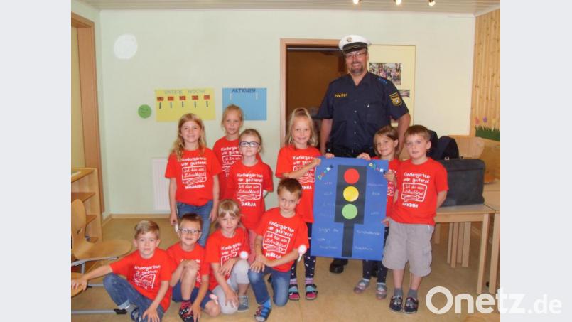 Die Kinder bedanken sich bei Polizeihauptmeister Carsten Landgraf mit einem selbst gebastelten Plakat für seinen Besuch. Bild: rpp