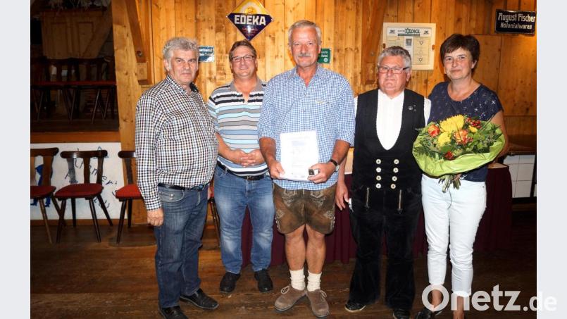 Seit 45 Jahren hält Johann Schüner (Bildmitte) dem Wiesauer Holzbauunternehmen Schuller die Treue. Im Bild (von links) Kreishandwerksmeister a. D. Karl Arnold, Andreas Schuller, Johann Schüner, Albert Schuller und Gisela Schüner. Bild: wro