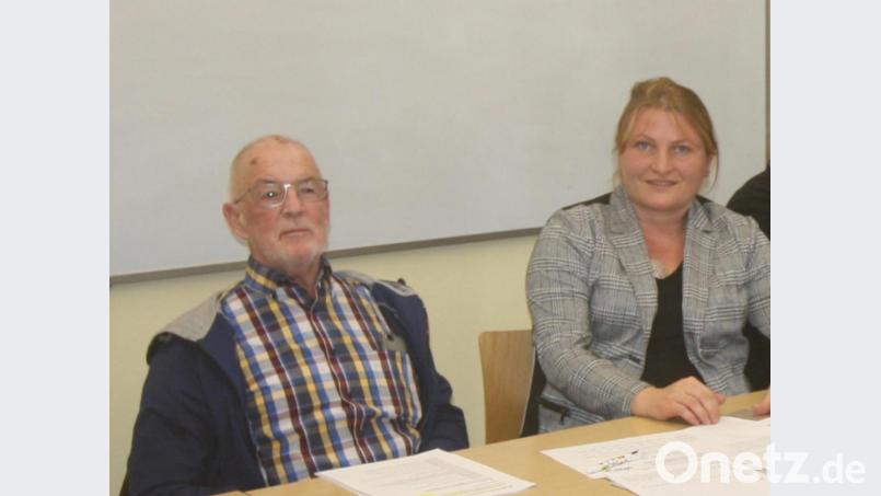 Eine Landkreis-Volkshochschule wird es vorerst nicht geben: Vorsitzender Thomas Frankenberger und Geschäftsführerin Angelika Denk erläutern bei der Mitgliederversammlung der VHS Eschenbach die Gründe. Bild: bjp