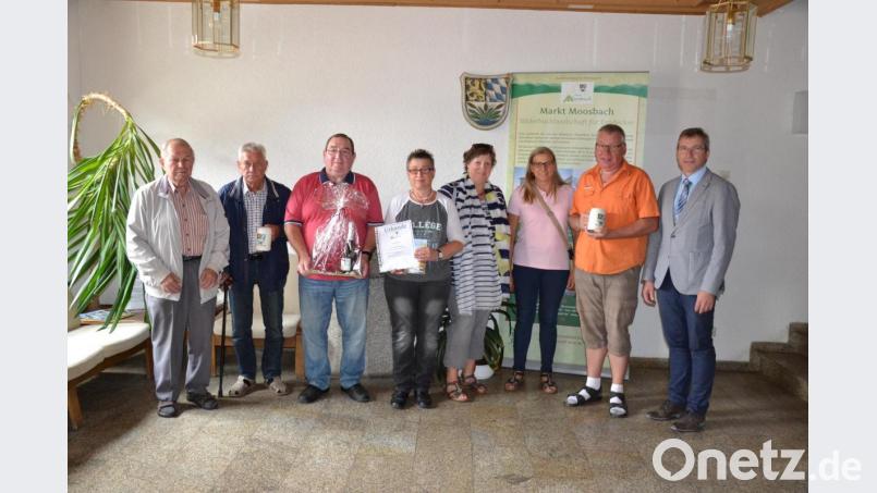 Bürgermeister Hermann Ach (rechts) ehrt in seinem Amtszimmer treue Urlaubsgäste für den 20., 15. und 10. Aufenthalt. Bild: gi