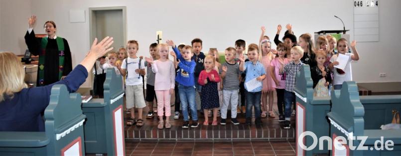 Die Mädchen und Jungen vom Kinderhaus &quot;Kunterbunt&quot; gestalten den Familiengottesdienst in der Michaels-Kirche. Bild: rgr
