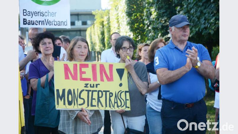 Demonstration gegen die geplante Stromtrasse Süd-Ost-Link vor der Max-Reger-Halle. Bild: Gabi Schönberger
