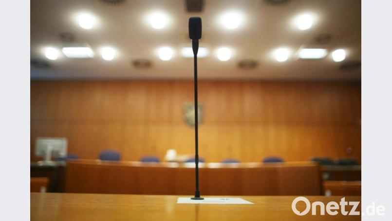 Am Platz des Zeugentisches steht ein Mikrofon. Foto: Fredrik von Erichsen/Archivbild Bild: Fredrik von Erichsen