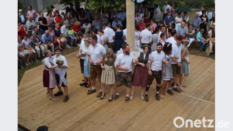 Das neue Weiherner Oberkirwapaar Romana Schlögl und Philip Meindl bekamen zum Schluß Ihren Ehrentanz rund um den Kirwabaum. Bild: slh