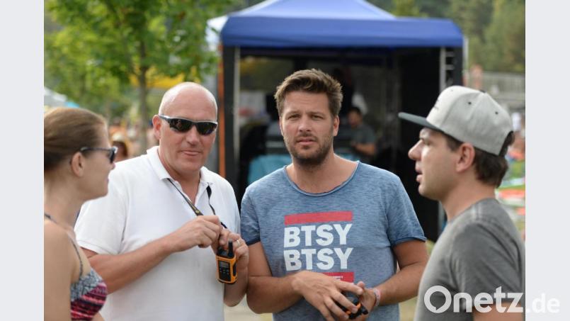 Die Organisatoren Wasserwacht Chef Mike Schmid (2.v.l.) und Funky Markus Stang. Bild: Andreas Brückmann