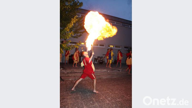 Die Feuerspucker faszinierten mit ihren gewaltigen Fontänen. Bild: lg