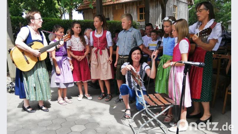 Maria und Tamia (r.) sangen mit Unterstützung von Rita Butz (l.) volkstümliche Weisen und erweckten bei den anderen mitwirkenden Kindern und Jugendlichen sowie beim Publikum große Aufmerksamkeit. Bild: ads