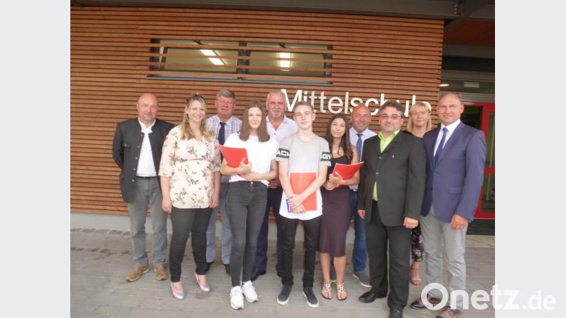 Einen besonders guten Abschluss erzielten (vorne, von links) Elisa Wenzel, Moritz Ketzler und Samira Frischholz. Rektor Günther Paul, die Lehrer Susanne Mutzbauer und Sandro Stefinger sowie die Bürgermeister Martin Schregelmann, Ludwig Biller, Gerhard List, Richard Kammerer sowie die Elternbeiratsvorsitzende Karin Bertl (Zweite von rechts) gratulieren. Bild: bk