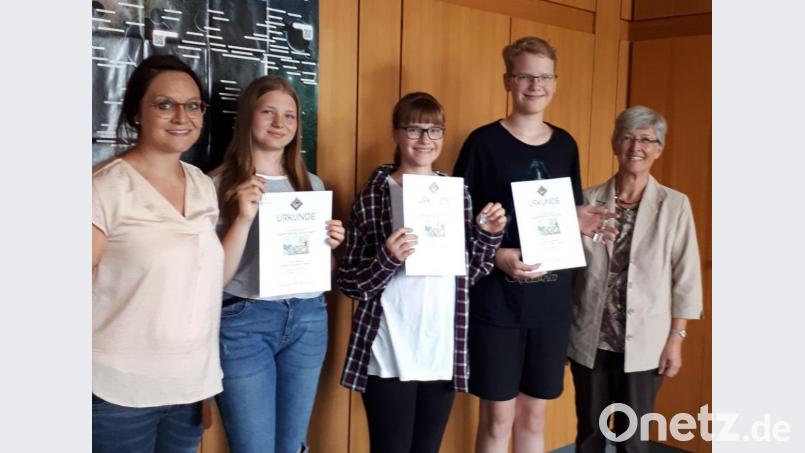Lehrerin Verena Bärenfänger (links) und Direktorin Sigrid Bloch (rechts) freuen sich mit (von links) Jana Megges, Ariane Schemin und Philipp Schwemin. Bild: exb