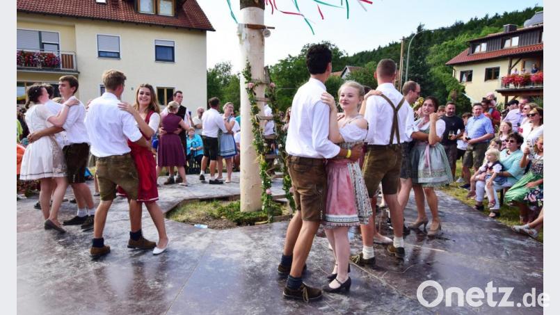 14 Paare tanzen am Sonntagnachmittag den Kirwabaum aus. Bild: no