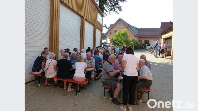 Im Schatten der Wirtschaftsgebäude der Familie Kick fühlen sich die Besucher mehr als wohl. Bild: hme