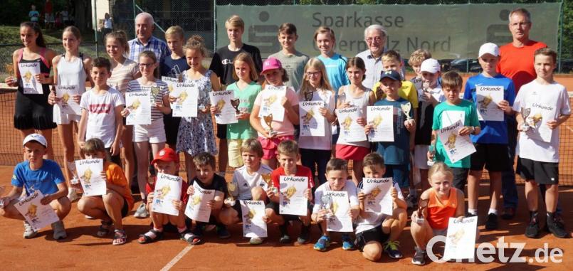 Spiel, Satz und Sieg: Die Jugendlichen bieten bei der offenen Tennis-Stadtmeisterschaft um den Sparkassen-Cup spannende Partien und bekommen als verdienten Lohn Pokale und Urkunden. Bild: lst