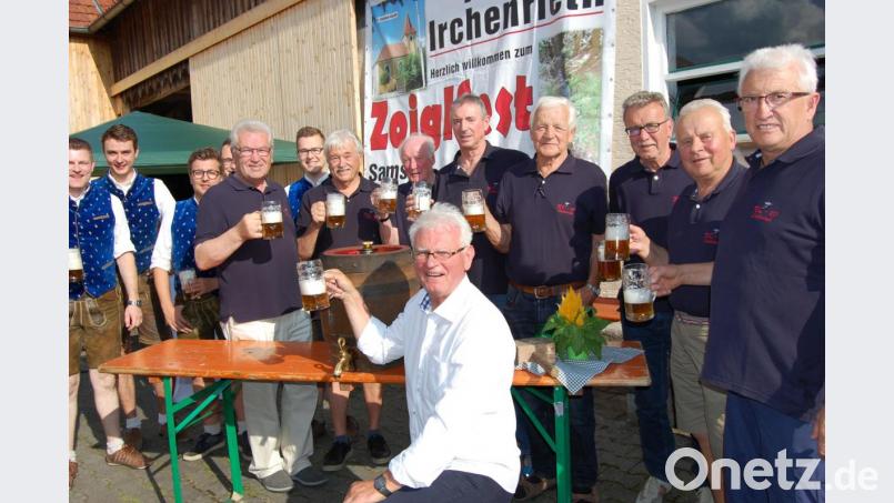 Gekonnt zapft Brauereichef Erhard Scheuerer das erste Fass Zoigl an. Mit den RC- 07-Mitgliedern und den Musikern von „Power Hoch 5“ stößt er auf ein erfolgreiches Fest an. Bild: grm
