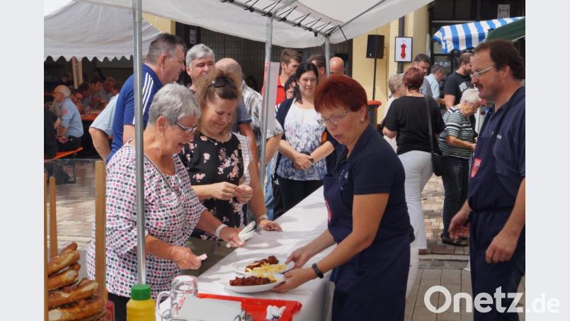 Schaschlik mit Pommes sind beim Mittagessen der Feuerwehr sehr begehrt. Dafür stehen die Besucher sogar Schlange. Bild: du