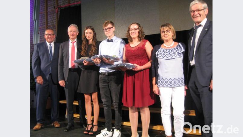 Luisa Meister (Dritte von links), Lukas Wintmölle (Vierter von links) und Jasmin Stengl (Fünfte von links) erreichten die besten Ergebnisse an der Fichtelgebirgsrealschule. Schulleiter Oliver Brandt, Landrat Karl Döhler, Elternbeiratsvorsitzende Isabel Gobernatz und Zweiter Bürgermeister Horst Geißel (von links) gratulierten. Bild: Alfons Prechtl/fph