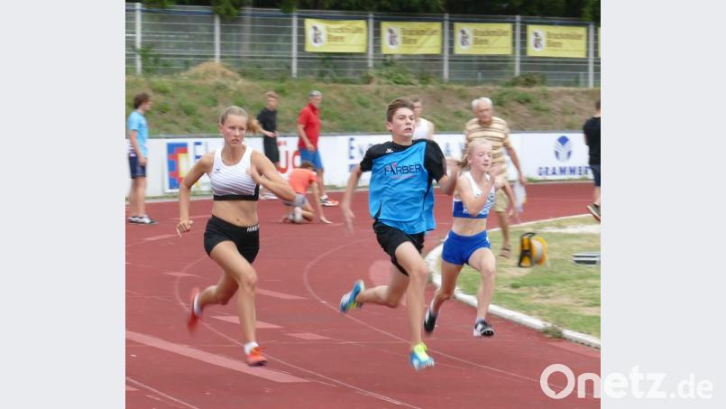 Beim 100-m-Sprint (von links): Maja Hüser (TV Amberg), Lucian Wiesmeth (TV Amberg) und Emelie Merkel (ESV Amberg). Bild: exb