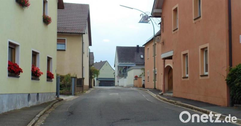 Was tun, wenn der Bürgersteig in der Artesgrüner Straße so eng wie ein Hühnersteig ist? Die Lösung laut dem Planungsbüro: die Fahrbahn einengen und den Pkw-Verkehr mit Vorfahrtsschildern regeln. Bild: jml