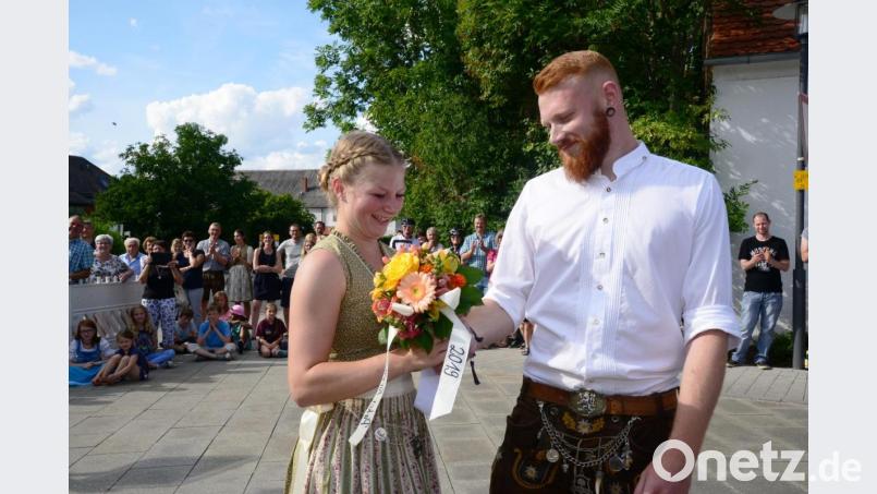 Johanna Kick und Raphael Landgraf sind das neue Oberkirwapaar des Kirwavereins Pirk. Unter großem Hallo kommt der richtige Blumenstrauß "durch Zufall" in die Hände des neuen Kirwapaares. Bild: bey