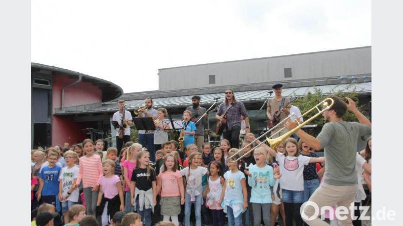 Die Schnaittenbacher Schüler ließen sich von der Begeisterung der Band „Epicureans“ für Musik und Gesang mitreißen und hatten einen Heidenspaß bei ihrem Auftritt mit der Band vor großem Publikum beim Pausenhofkonzert. Bild: ads