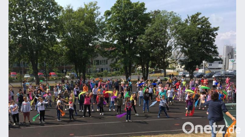Die Schüler der Barbara-Grundschule Amberg tanzen gemeinsam mit einer Gruppe der Jura-Werkstätten. Bild: Elke Schmidt/exb