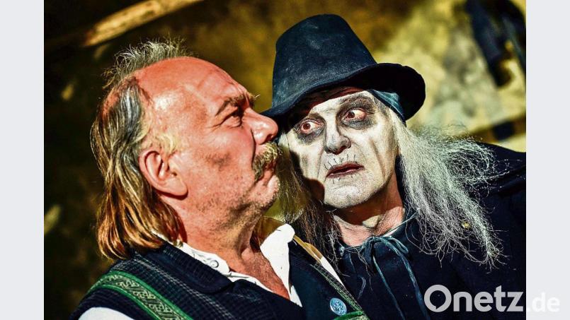 Der Brander Kaspar (im Bild mit dem Boandlkramer) wird in der Spielzeit 2020 auf der Luisenburg zu sehen sein. Aus dem Himmel kehrt er diesmal wieder auf die Erde zurück. Bild: Florian Miedl