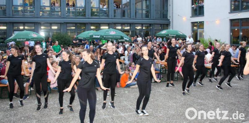 Das Publikum im Innenhof genoss die beschwingte Show der Tänzerinnen von &quot;Grün-Weiß&quot;. Bild: lg