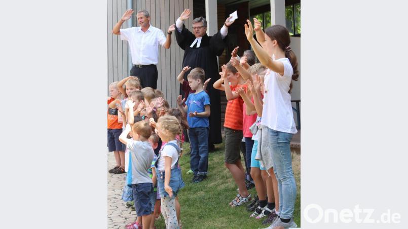 Mit dem Lied &quot;Gott, dein guter Segen ...&quot; wird der feierliche Familiengottesdienst beendet. Es ist ein Mitmach-Lied für Erwachsene und Kinder gleichermaßen. Dekan Schötz und Pfarrer Markert sind mit Eifer dabei. Bild: mfh