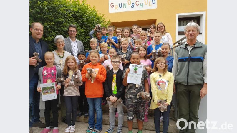 Forstdirektor Gerhard Hösl (rechts) mit der Siegerklasse sowie Bürgermeister Thorsten Hallmann, Klassenleiterin Martina Krügel und Rektor Armin Aichinger (hintere Reihe, von links). Bild: hal