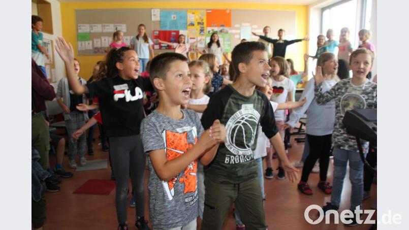 Beim Workshop „Singen eines Popsongs“ bereiteten sich die Schüler auf ihren großen Auftritt beim Schulhofkonzert mit der Band „Epicureans“ vor. Bild: ads