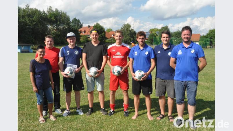 Bei schwülen Temperaturen wurde am Samstag und Sonntag der MediVita-Linz-Cup auf dem Gelände des SV Altenstadt ausgespielt. Gaby und Stefan Linz (links) überreichten zudem Original-Bundesligafußbälle an die teilnehmenden Mannschaften. Sieger des Turniers wurde der Gastgeber. SV-Vorsitzender Matthias Gemeiner (rechts) gratulierte den Mannschaftsvertretern. Bild: dob