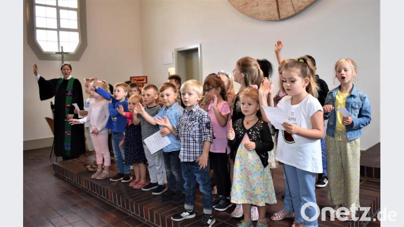Die Mädchen und Jungen vom Kinderhaus &quot;Kunterbunt&quot; gestalten den Familiengottesdienst in der Michaels-Kirche. Bild: rgr