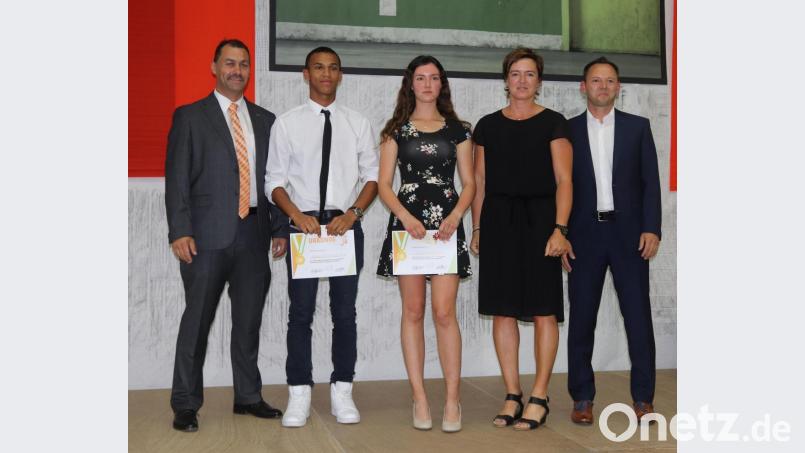 Julia Künstler und Keanu Schöneich erhielten Urkunden für herausragende sportliche Leistungen im Volleyball bzw. Fußball. Bild: mfh
