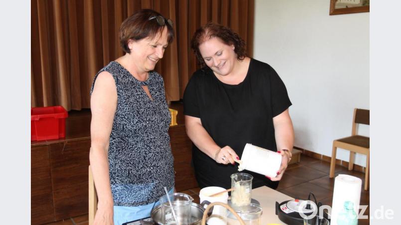 Frauenbund-Vorsitzende Julia Helgert (rechts) macht gerne mit. Gertie Kreuzer sieht ihr aufmerksam zu. Bild: pi