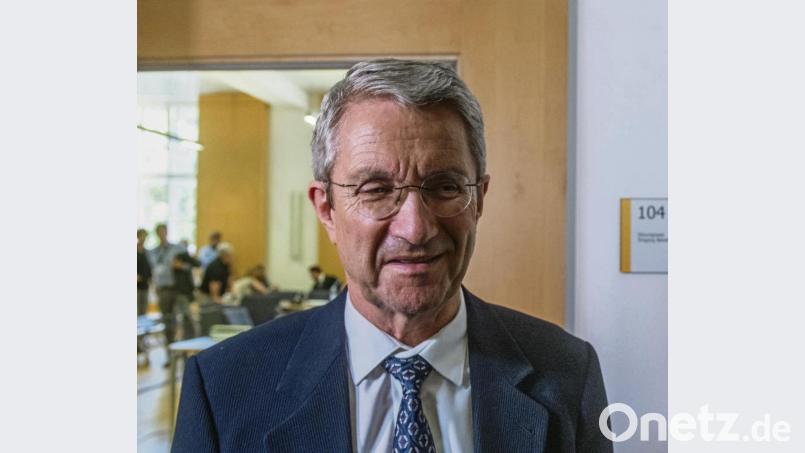 Bauunternehmer Volker Tretzel vor dem Verhandlungssaal des Landgerichts in Regensburg. Bild: Armin Weigel/dpa