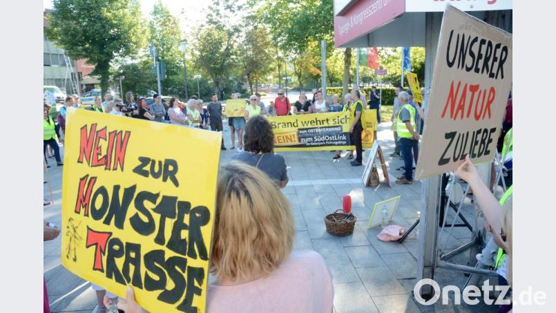 Demonstration gegen die geplante Stromtrasse Süd-Ost-Link vor der Max-Reger-Halle. Bild: Gabi Schönberger